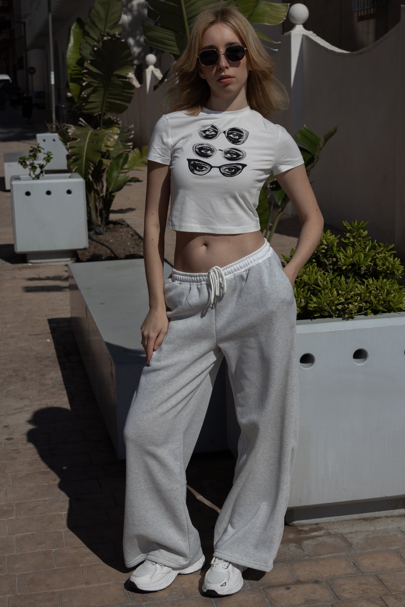 Camiseta recortada con estampado de gafas