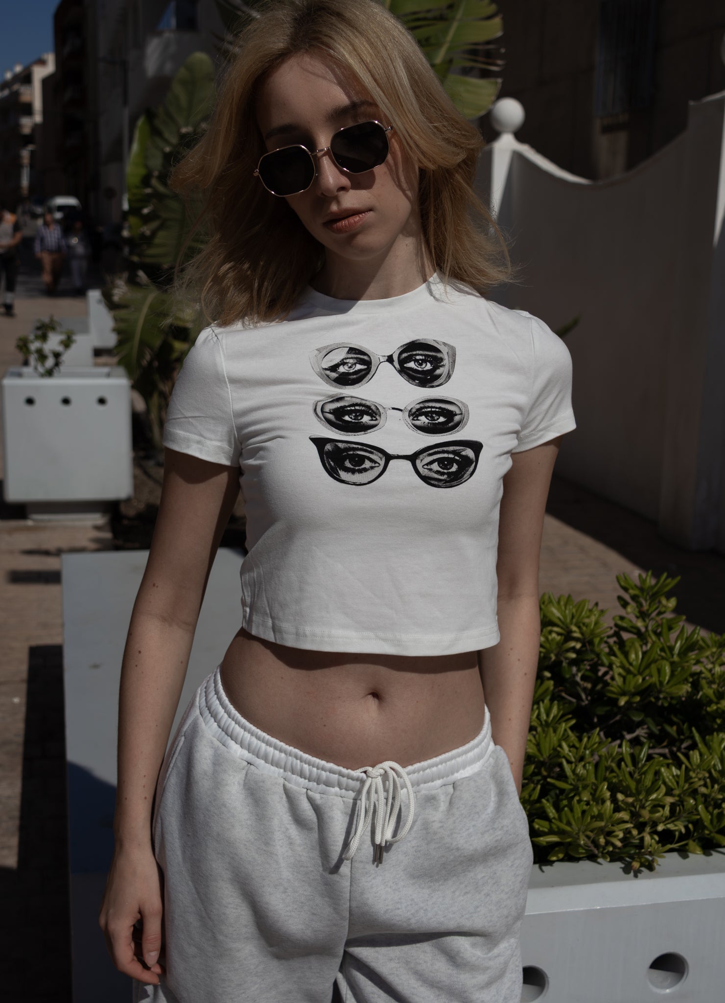 Camiseta recortada con estampado de gafas