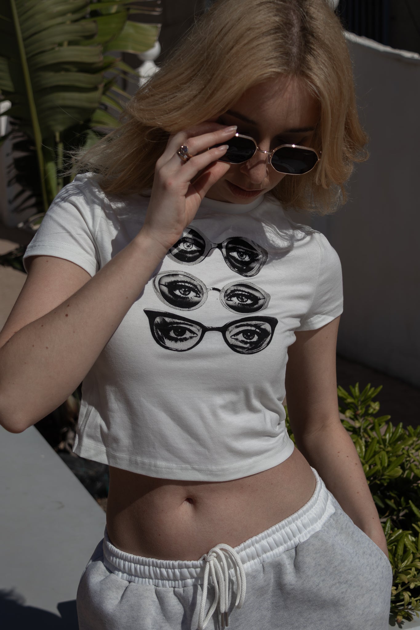 Camiseta recortada con estampado de gafas