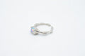 Anillo abierto con circonita ovalada