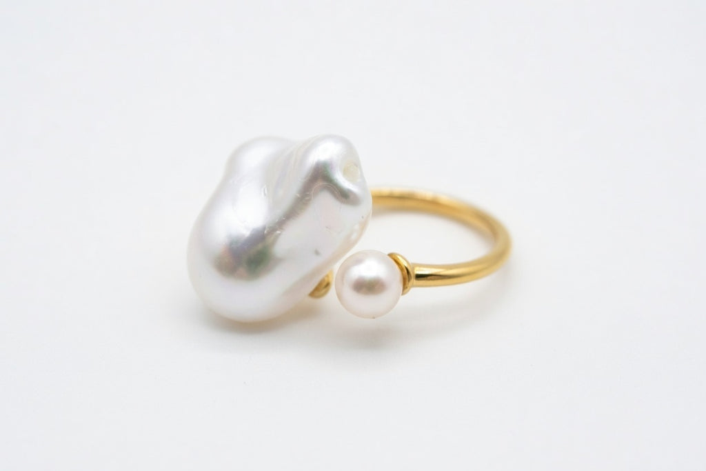 Anillo de perlas minimalista y a la moda